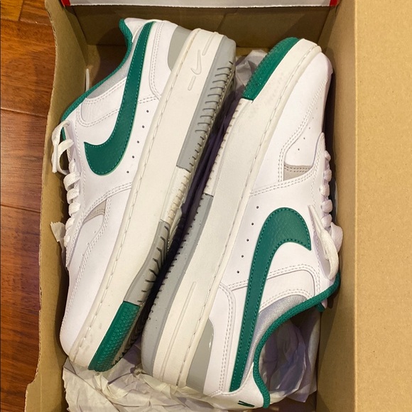 Nike White and Green Sneakers - Picture 4 of 4